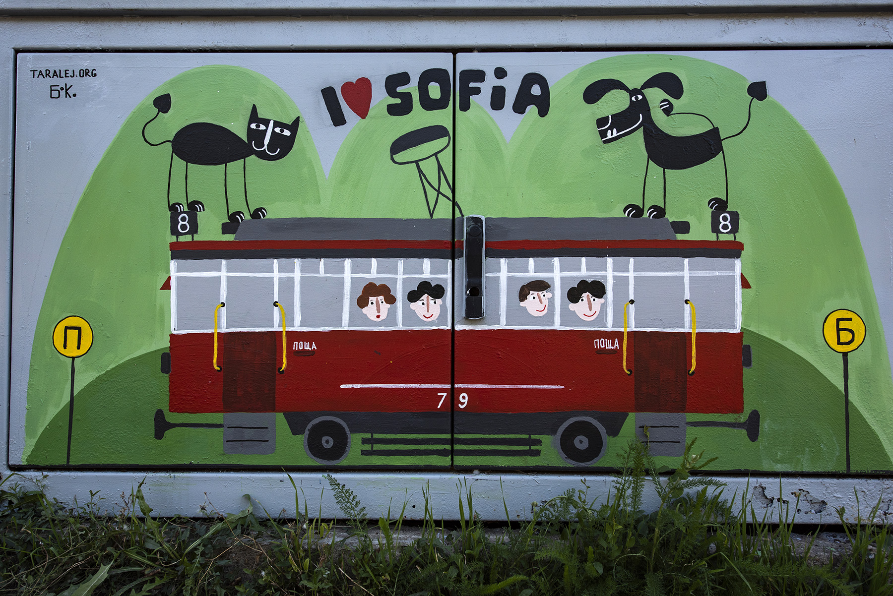 Dekoracja na skrzynce z charakterystycznym czerwonym tramwajem - Sofia